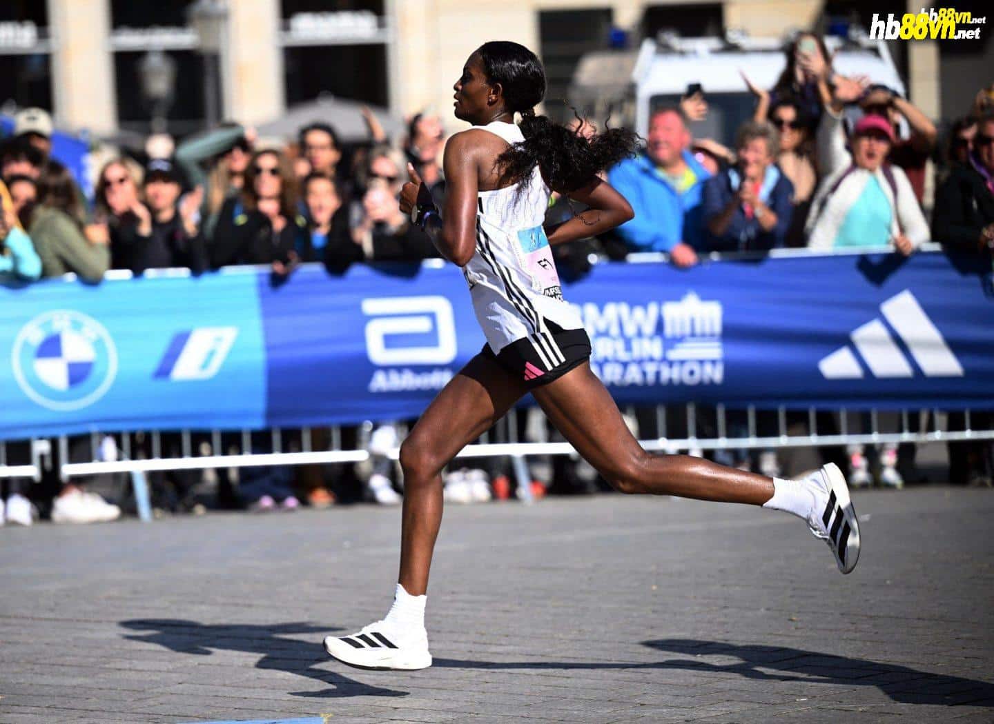 Assefa trên đường chạy Berlin Marathon 2023 ngày 24/9. Ảnh: Reuters