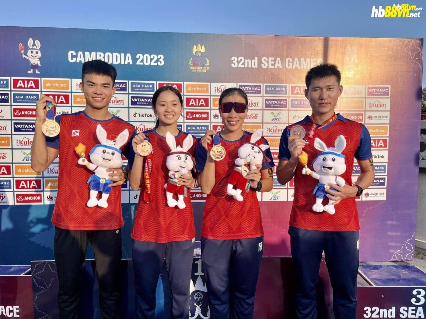 Kim Tuyến (đeo kính), Đình Duân (ngoài cùng bên phải) chụp ảnh cùng huy chương SEA Games 32. Ảnh: nhân vật cung cấp