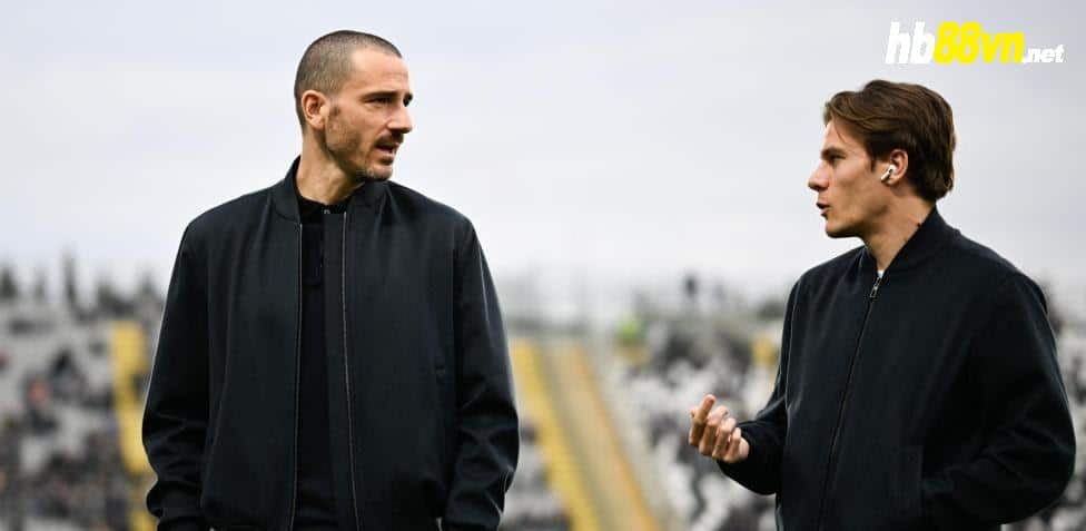Fagioli (phải) trò chuyện với Bonucci trước một trận đấu của Juventus. Ảnh: La Republica