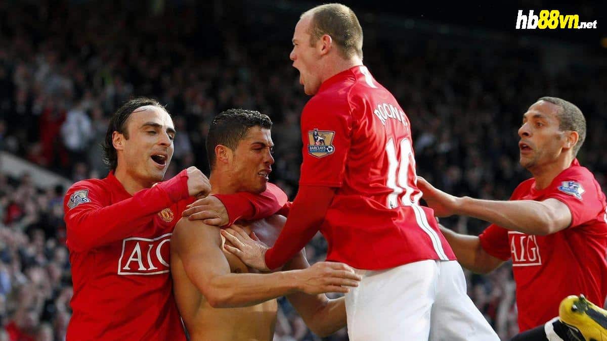 Berbatov (trái) chia vui với Ronaldo sau một bàn thắng của tiền đạo Bồ Đào Nha cho Man Utd ở Ngoại hạng Anh mùa 2008-2009. Ảnh: Reuters