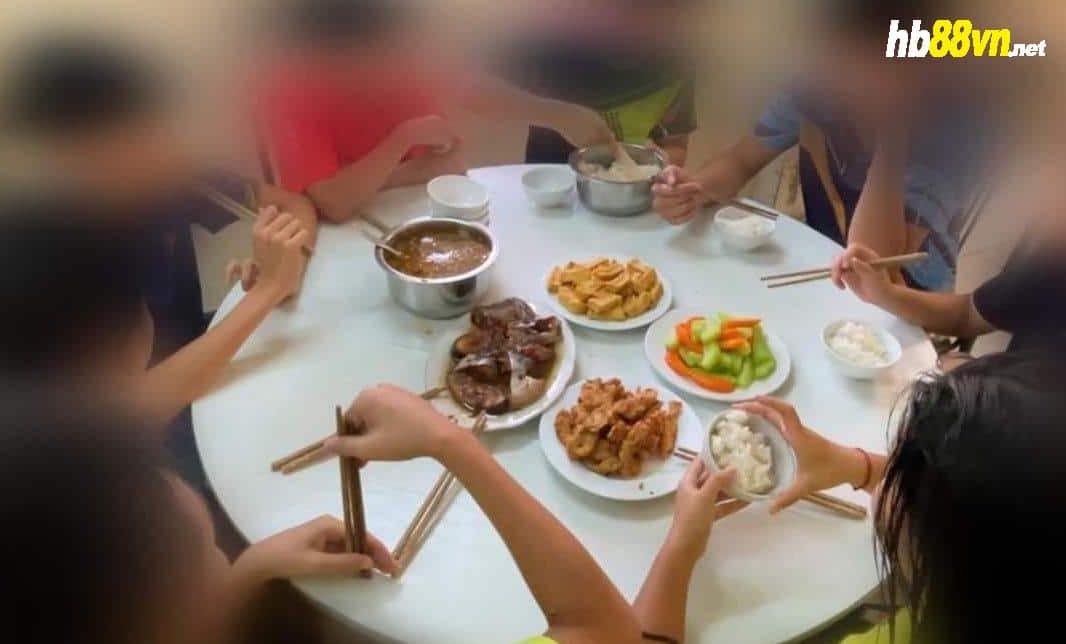 Một bữa ăn có giá 800.000 đồng cho tám VĐV của đội tuyển bóng bàn trẻ quốc gia. Ảnh: Tiền Phong