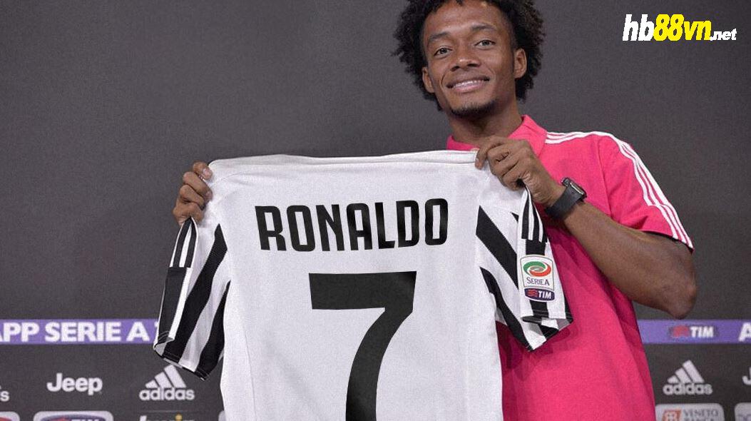 Cuadrado 'ngoan ngoãn' dâng áo số 7 cho Ronaldo - Bóng Đá