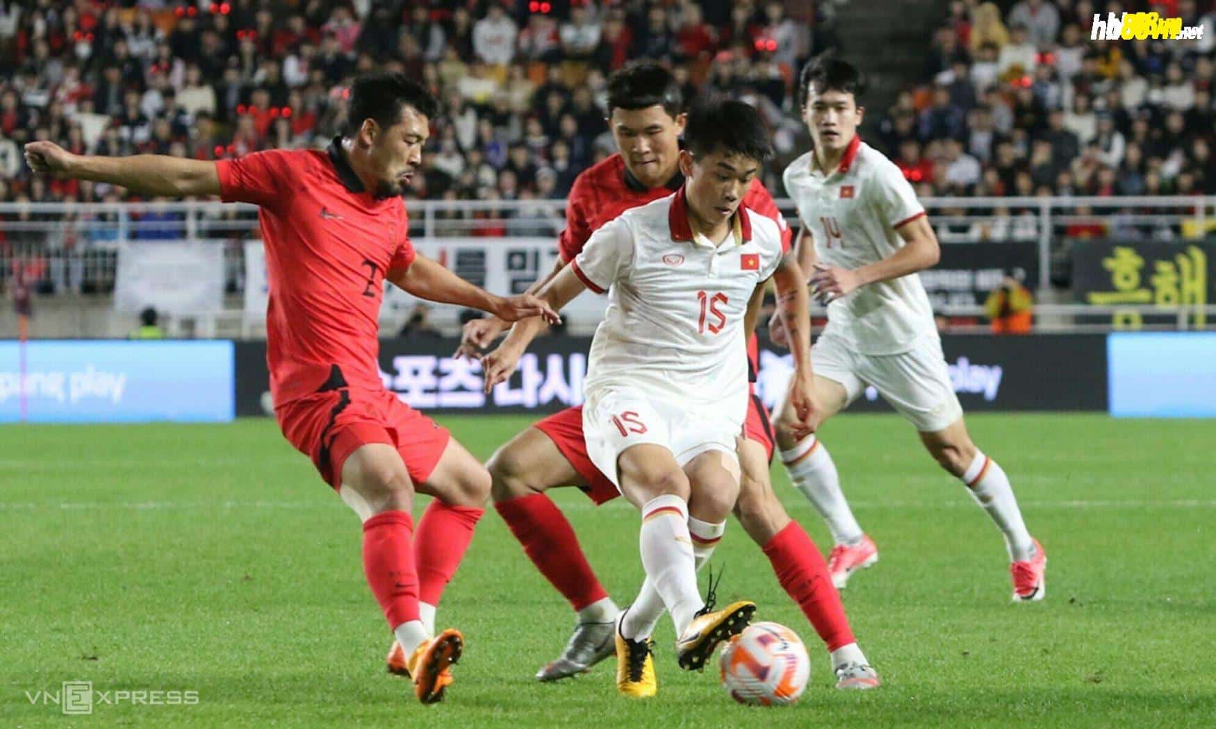 Tiền vệ Nguyễn Đình Bắc (số 15) che chắn trong trước hậu vệ Lee Ki-je (số 2) và Kim Min-jae, trong trận giao hữu trên sân Suwon World Cup ngày 17/10/2023. Ảnh: Nghĩa Hưng