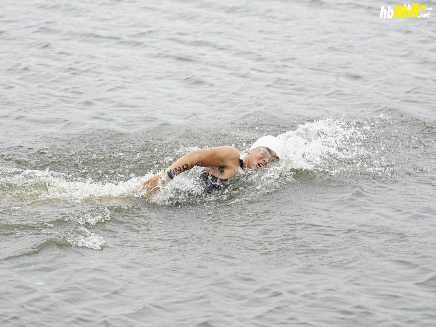 Lâm Quang Nhật thi đấu trên biển tại một giải triathlon. Ảnh: Lâm Quang Nhật