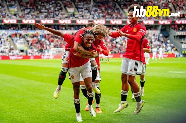Andy Cole names two Manchester United youngsters who impressed him vs Leeds - Bóng Đá