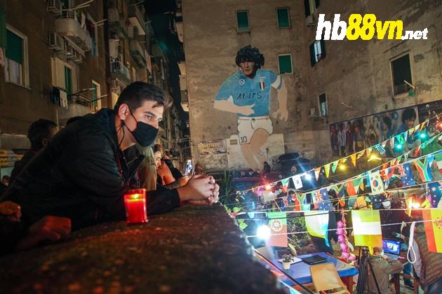 Fan hâm mộ thế giới đau buồn vì Maradona - Bóng Đá