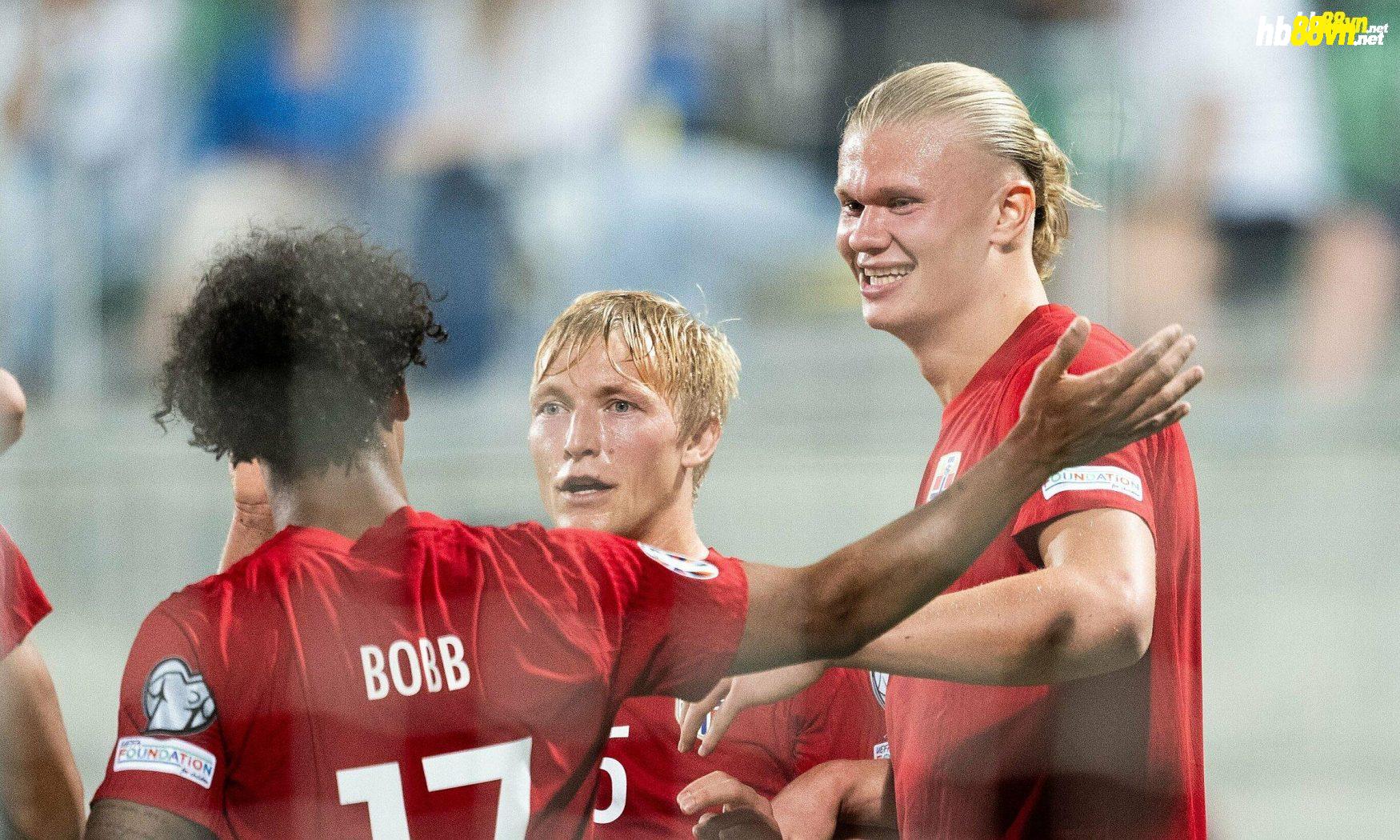 Haaland (phải) chia vui với các đồng đội sau khi nâng tỷ số lên 3-0 cho Na Uy trong trận thắng chủ nhà Cyprus 4-0 ở bảng A vòng loại Euro 2024. Ảnh: X / @nff_landslag
