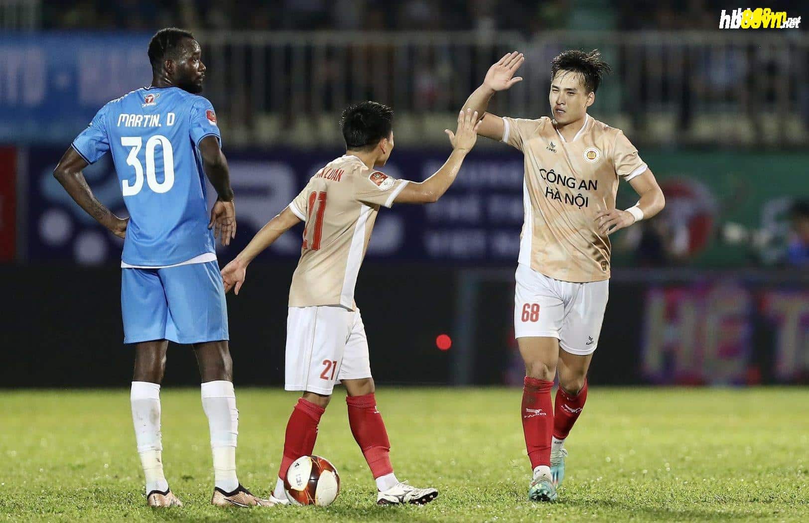 Bùi Hoàng Việt Anh (phải) ghi bàn đầu tiên cho CAHN kể từ khi gia nhập đầu mùa 2023-2024. Ảnh: Minh Trần