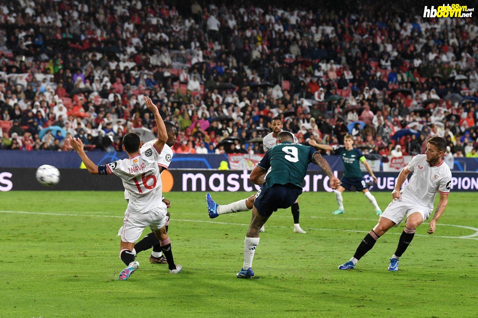 Jesus trong pha làm bàn nâng tỷ số lên 2-0 trận Arsenal hạ chủ nhà Sevilla 2-1 ở lượt ba bảng B Champions League trên sân Sanchez Pizjuan ngày 24/10. Ảnh: X / Arsenal