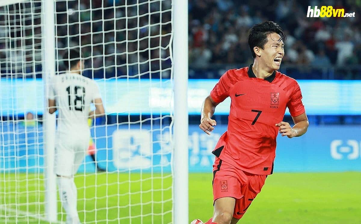 Jeong Woo-yeong (số 7) lập cú đúp giúp Hàn Quốc thắng Uzbekistan 2-1 ở bán kết bóng đá nam Asiad 19. Ảnh: Yonhap