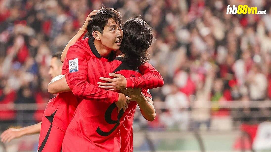 Lee Kang-in (trái) ghi cú đúp và kiến tạo một bàn trong trận Hàn Quốc thắng Tunisia 4-0 tối 13/10. Ảnh: Yonhap