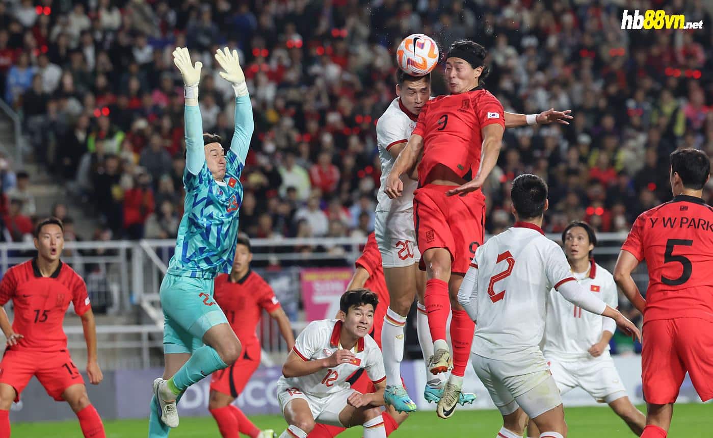 Việt Nam (áo trắng) thua chủ nhà Hàn Quốc (áo đỏ) 0-6 ở trận giao hữu hôm 17/10. Ảnh: News1