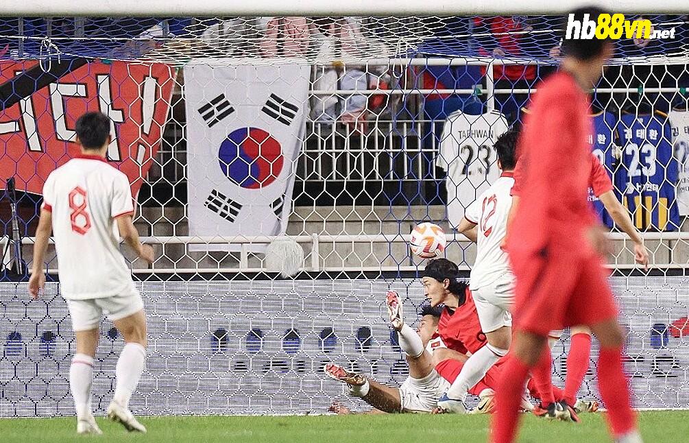 Võ Minh Trọng (áo trắng giữa) đá phản lưới nhà giúp Hàn Quốc nâng tỷ số lên 3-0. Ảnh: Yonhap