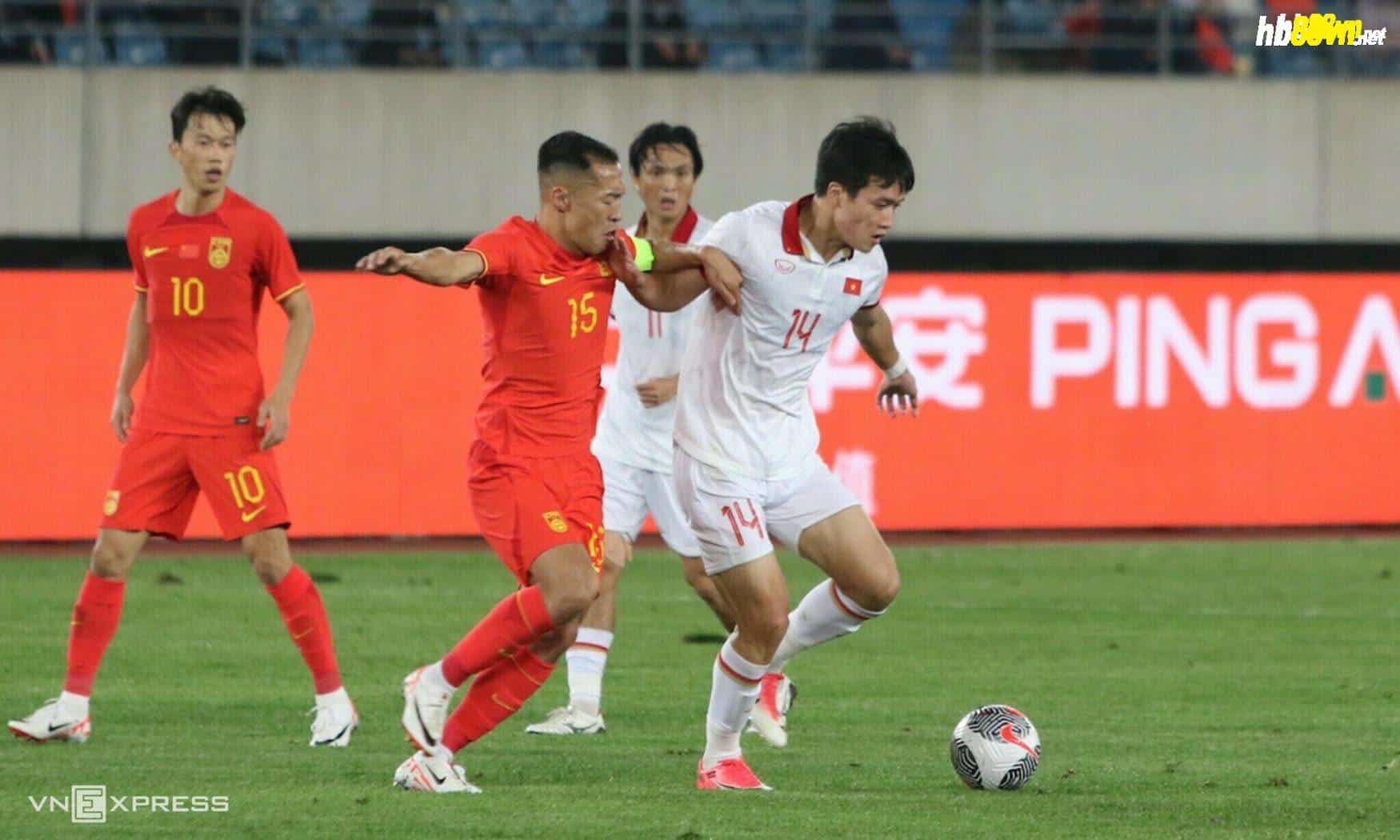 Tiền vệ Nguyễn Hoàng Đức (phải) che chắn bóng trong trận thua Trung Quốc 0-2 trên sân Đại Liên, tỉnh Liêu Ninh, tối 10/10/2023.