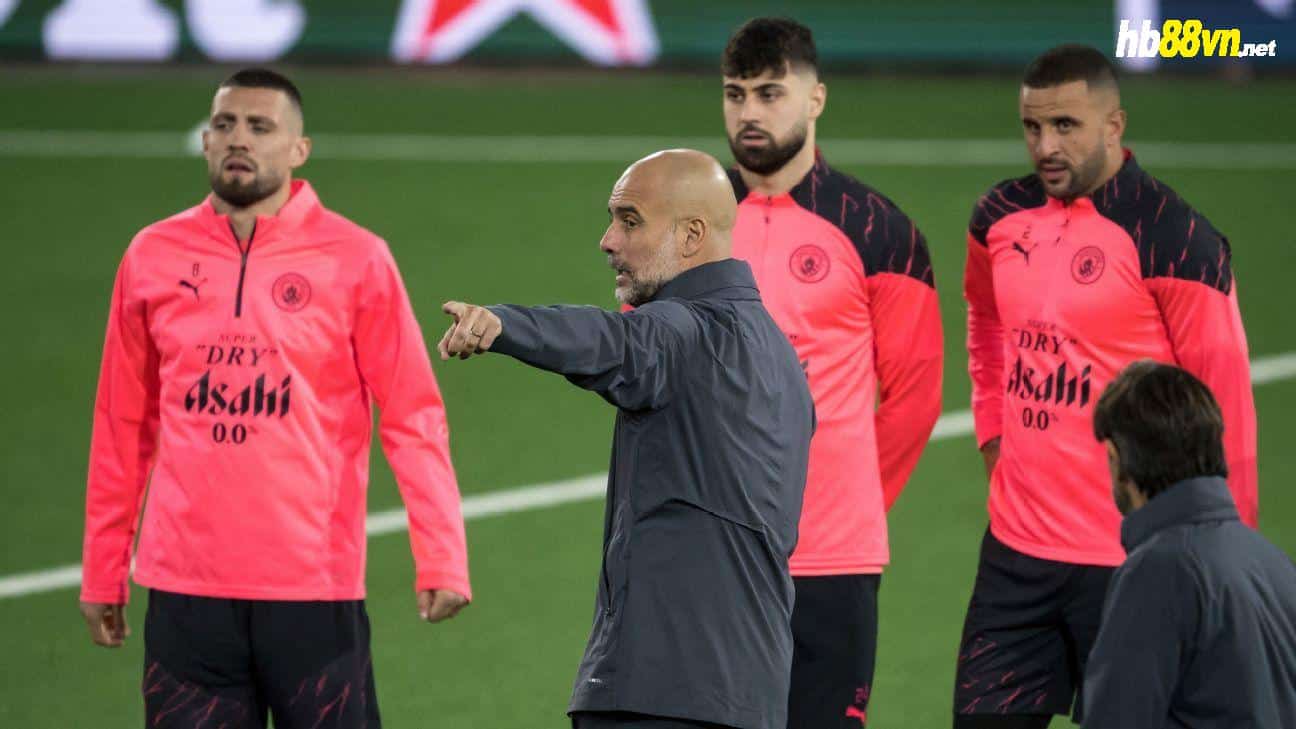 HLV Pep Guardiola chỉ đạo các cầu thủ Man City tập luyện trước trận đấu Young Boys. Ảnh: AFP