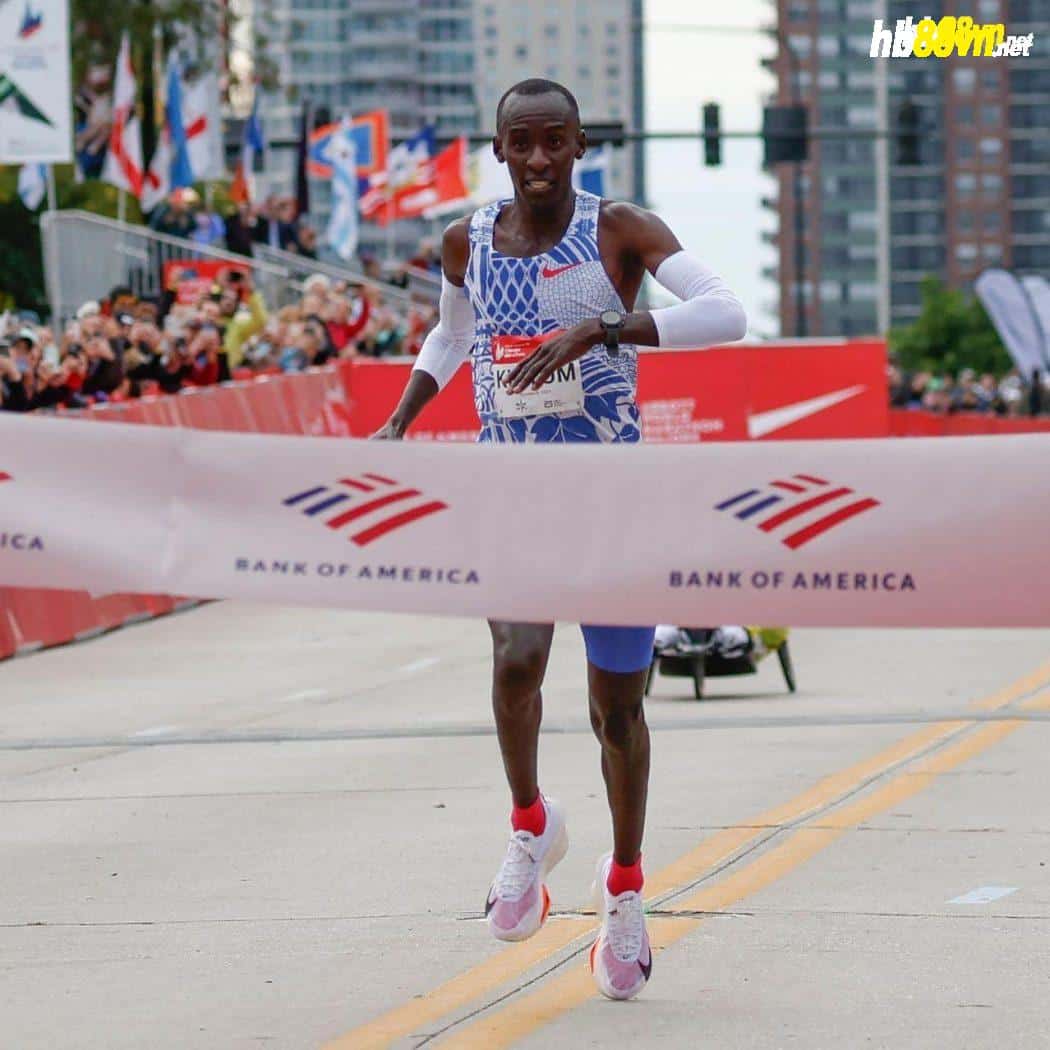 Kiptum về đích ở Chicago Marathon 2023 ngày 8/10. Ảnh: AFP