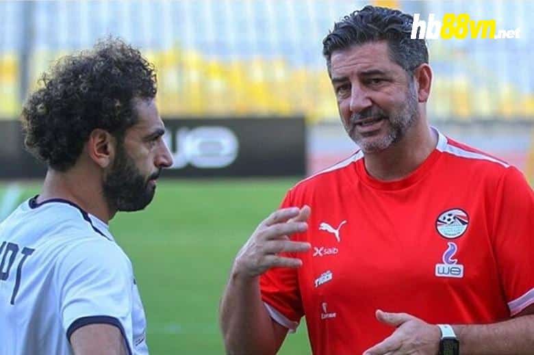 HLV Vitoria trong một lần trao đổi với Salah trên sân tập của tuyển Ai Cập. Ảnh: Ojogo