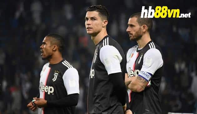 Ronaldo phản đối Sarri trong việc thay Higuain - Bóng Đá