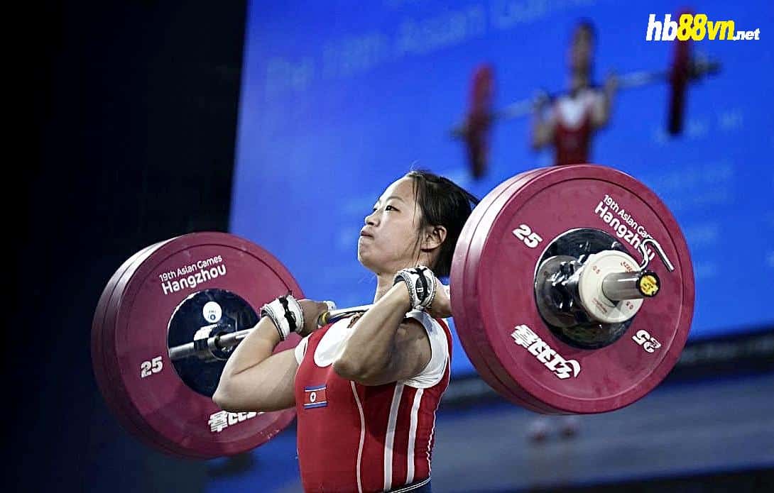 Kang Hyong-yong phá chín kỷ lục cử tạ khi giành HC vàng Asiad 19 ở hạng 55 kg nữ. Ảnh: AP