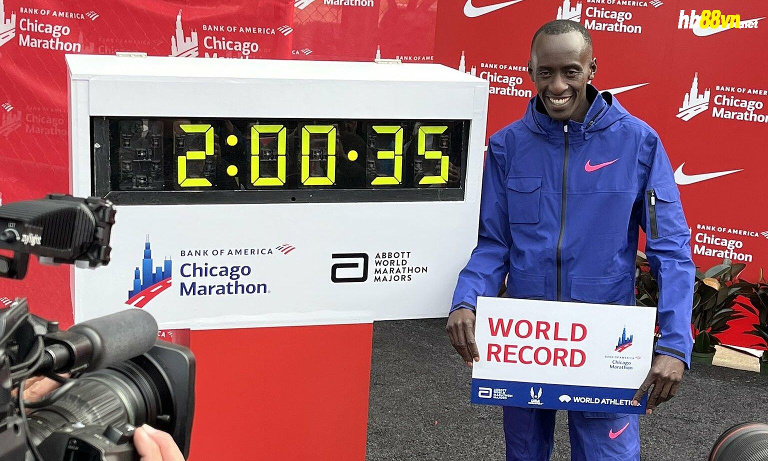 Kiptim mừng với tấm biển ghi kỷ lục thế giới cùng thông số anh vừa lập tại Chicago Marathon - 2 giờ 0 phút 35 giây - sau giải major sáng 8/10. Ảnh: Chicago Marathon