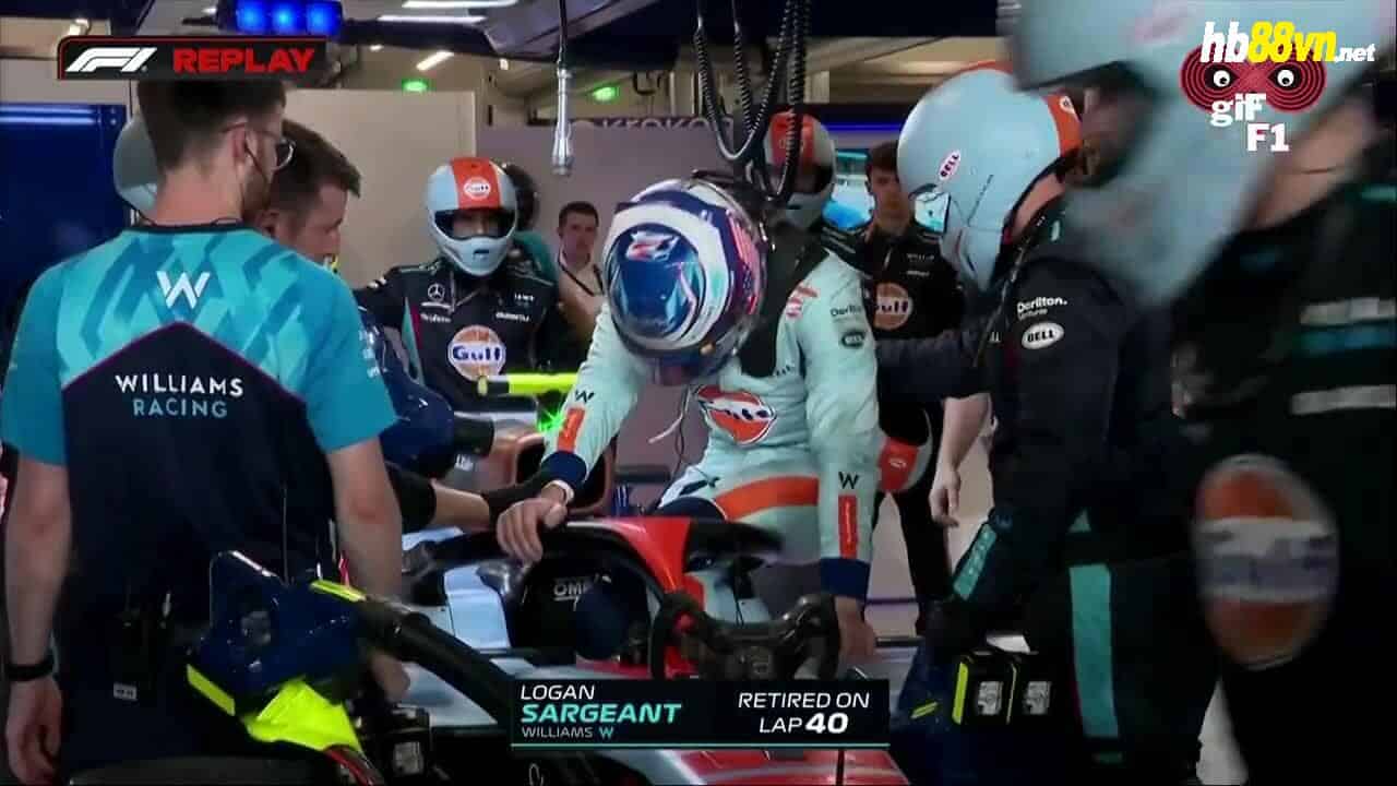 Logan Sargeant chật vật rời xe sau khi bỏ cuộc từ vòng 40 Grand Prix Qatar