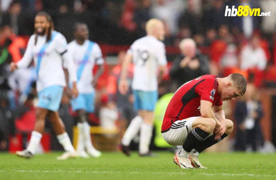 Tiền đạo Hojlund ngồi buồn sau trận thua Crystal Palace ở vòng 7 Ngoại hạng Anh. Ảnh: AFP