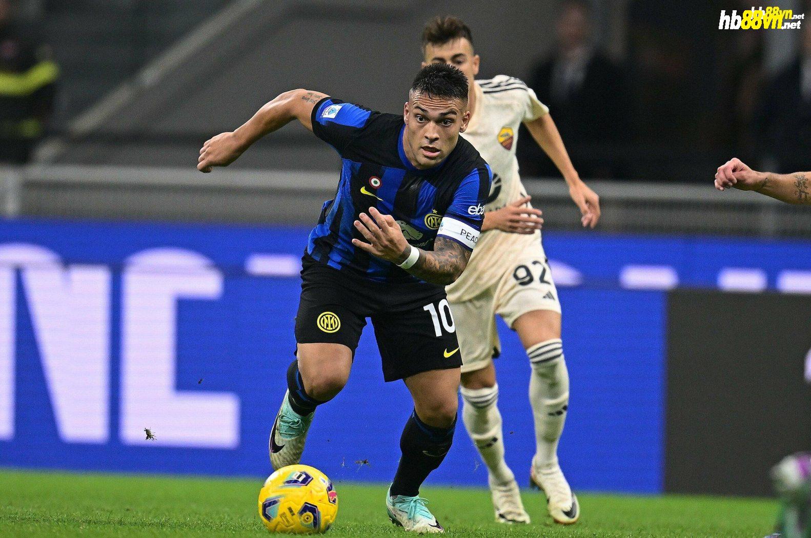 Martinez đi bóng trong trận Inter hạ Roma 1-0 trên sân Meazza ngày 29/10. Ảnh: inter.it