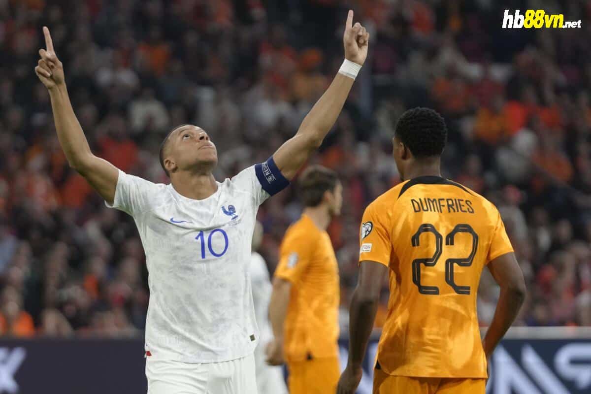 Mbappe mừng bàn trong trận Hà Lan 1-2 Pháp tối 13/10. Ảnh: AP