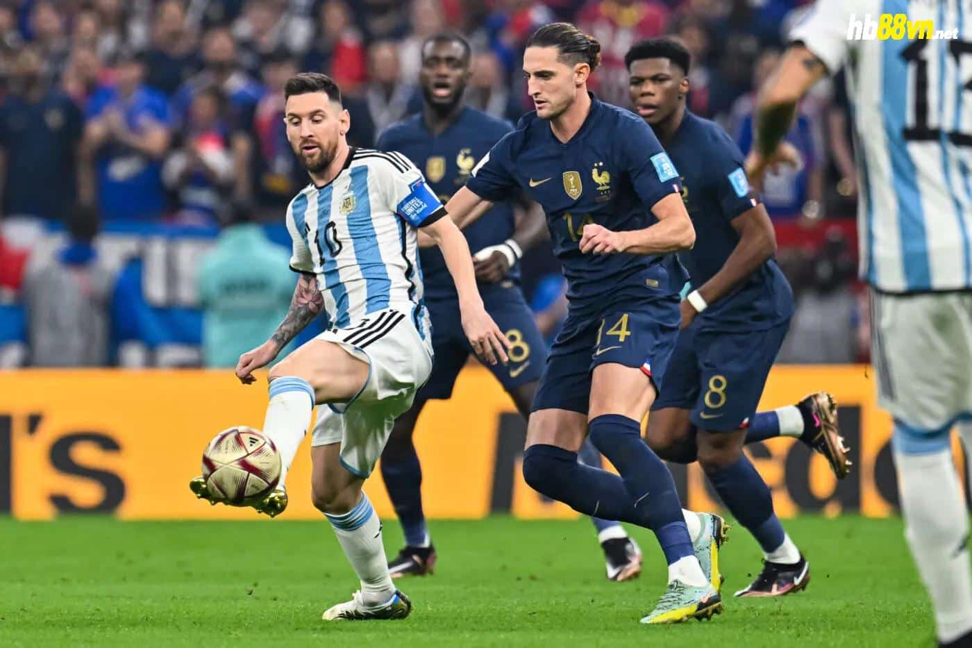Rabiot kèm Messi (trái) trong trận chung kết World Cup hôm 18/12/2022. Ảnh: SF