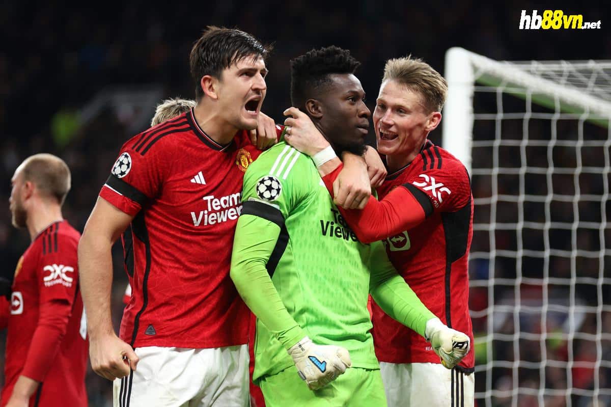 Các cầu thủ Man Utd mừng pha cản phạt đền trong trận thắng Copenhagen 1-0 ở bảng A Champions League, hôm 24/10 trên sân Old Trafford. Ảnh: Reuters