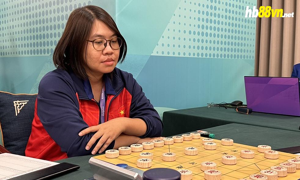 Kỳ thủ ba lần đoạt HC bạc nữ thế giới Nguyễn Hoàng Yến trong ván đấu với Vương Lâm Na ở chung kết cờ tiêu chuẩn hỗn hợp nam nữ tại Asiad 19 ở Hàng Châu, Trung Quốc tối 1/10/2023.
