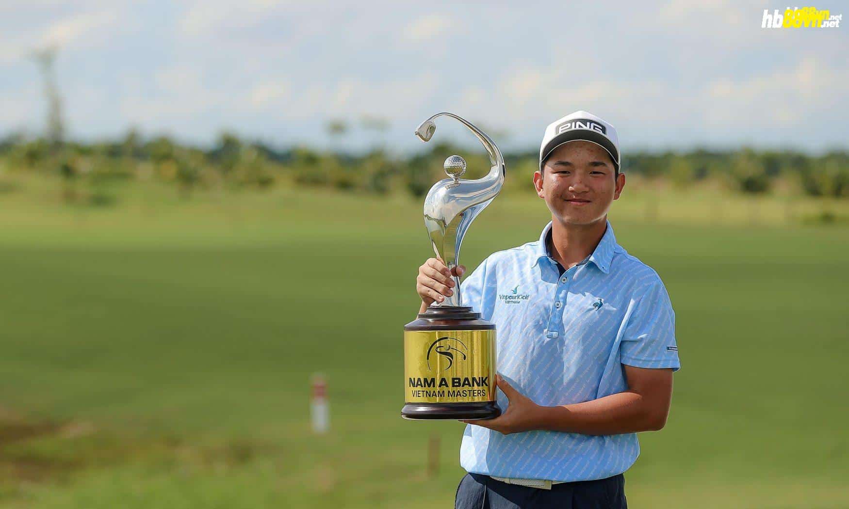 Anh Minh nâng cup vô địch Vietnam Masters 2023 trên sân par72 ở Royal Long An Golf & Villas chiều 7/10. Ảnh: VGA