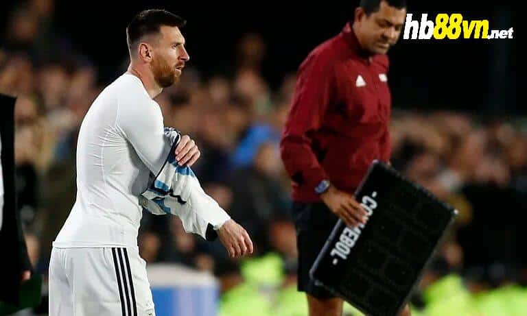 Messi được tung vào sân ở đầu hiệp hai. Ảnh: Reuters