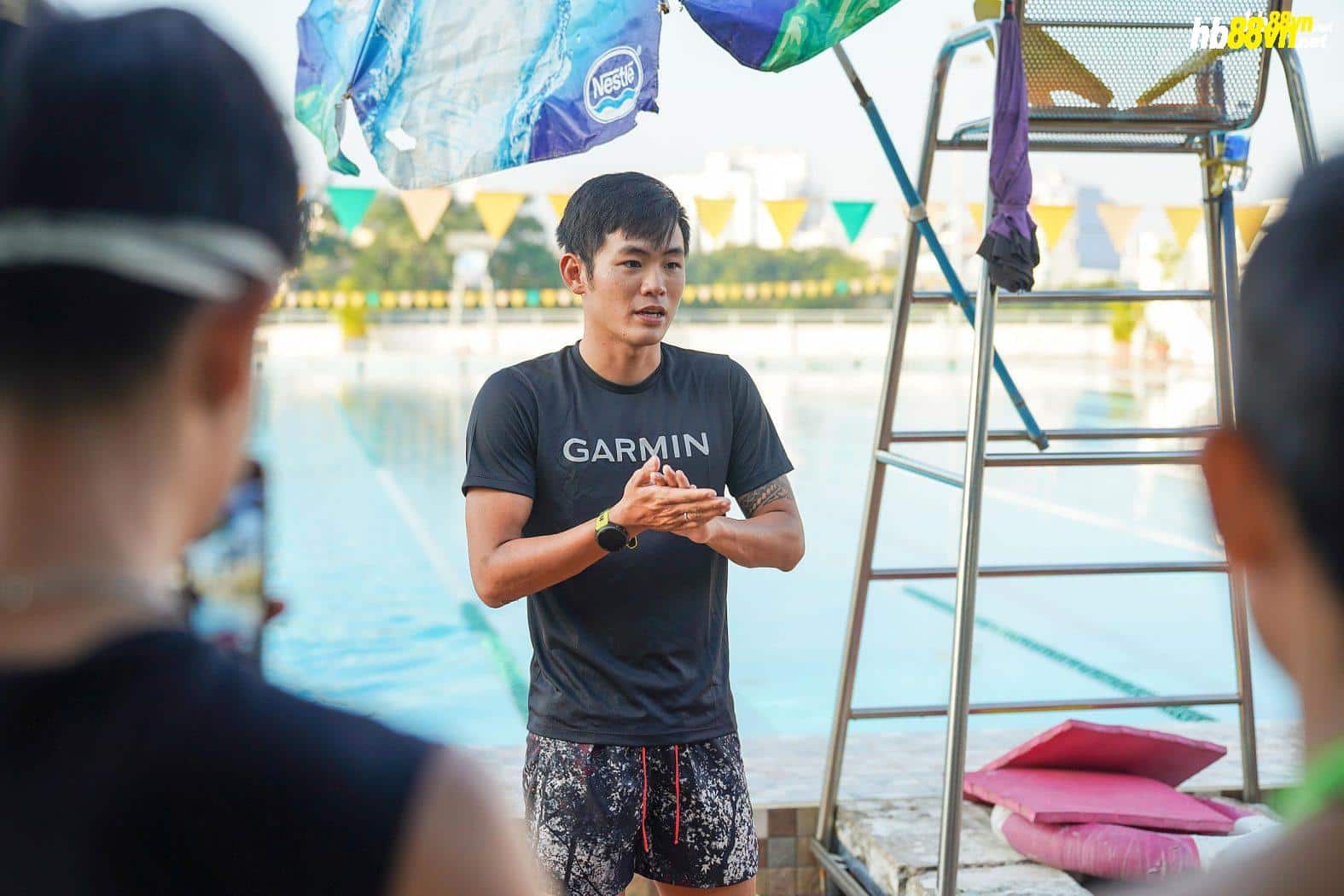 Lâm Quang Nhật chia sẻ kinh nghiệm bơi. Ảnh: Lâm Quang Nhật