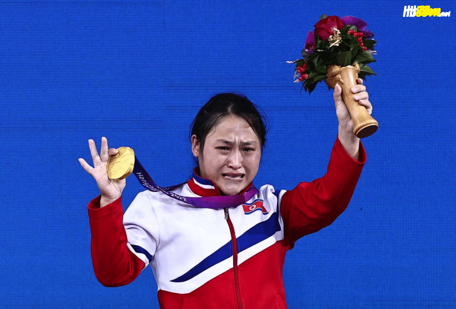 Ri Song-gum bật khóc khi nhận HC vàng cử tạ hạng 49 kg nữ ở Asiad 19. Ảnh: Reuters