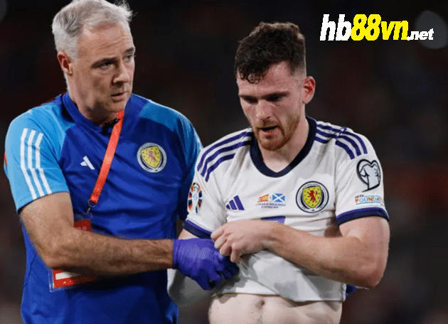 Liverpool suffer Andy Robertson injury scare as defender is forced off with Scotland - Bóng Đá