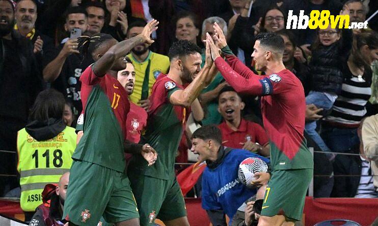 Ronaldo (phải) mừng bàn mở tỷ số của tiền đạo Goncalo Ramos. Ảnh: Lusa