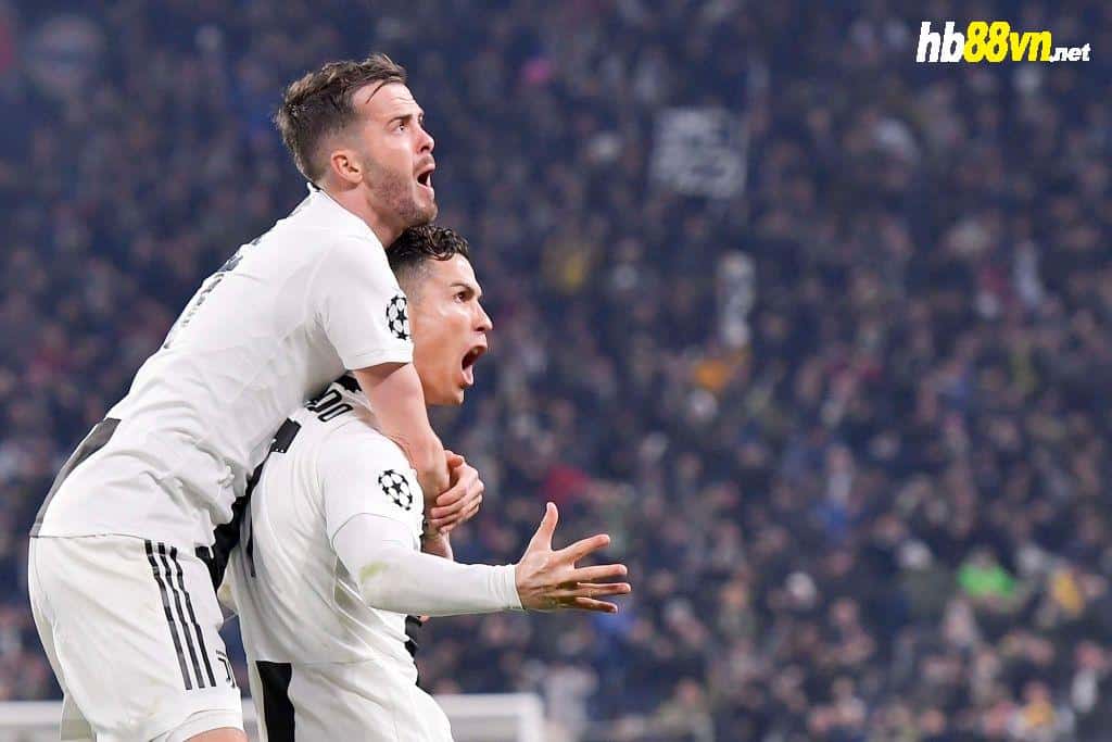 Pjanic (trái) và Ronaldo mừng bàn cho Juventus mùa Champions League 2018-2019. Ảnh: Juventus