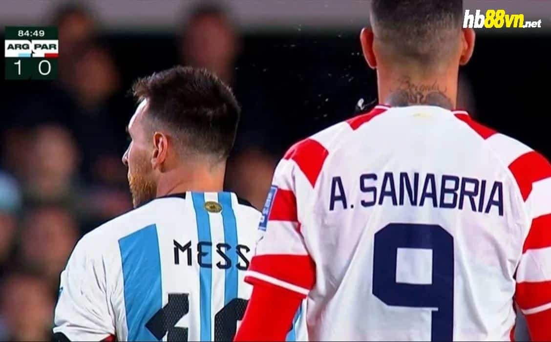 Sanabria (phải) nhổ bọt về phía Messi trong trận Argentina - Paraguay. Ảnh: Youtube