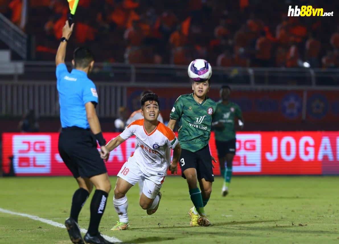 Trọng tài Thái Lan gây tranh cãi trên sân Thống Nhất - Bóng Đá