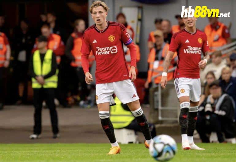 ‘Proud’ Robbie Savage reacts to son captaining Manchester United - Bóng Đá