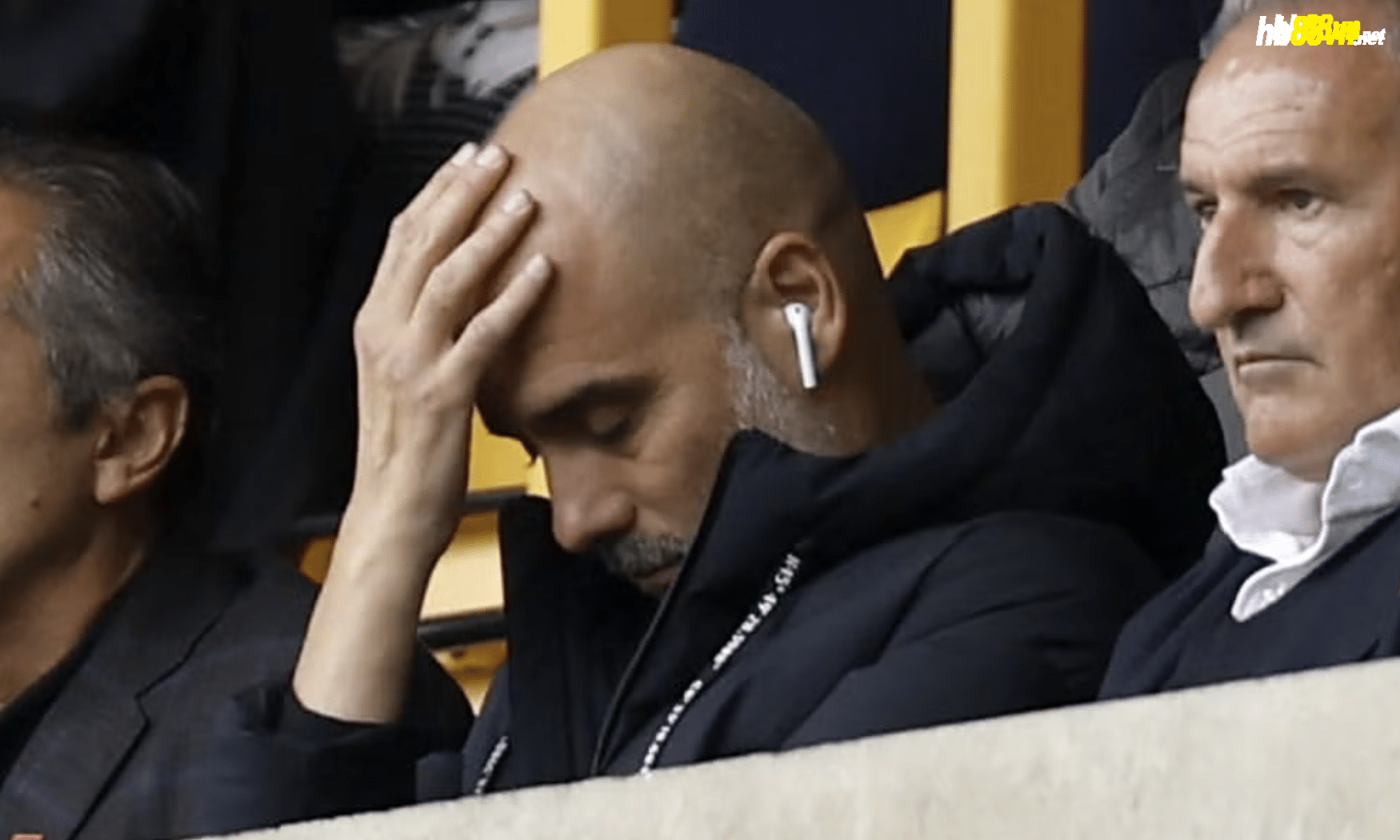 Guardiola bị cấm chỉ đạo khi Man City thua Wolves 1-2 ở vòng bảy Ngoại hạng Anh. Ảnh: PA