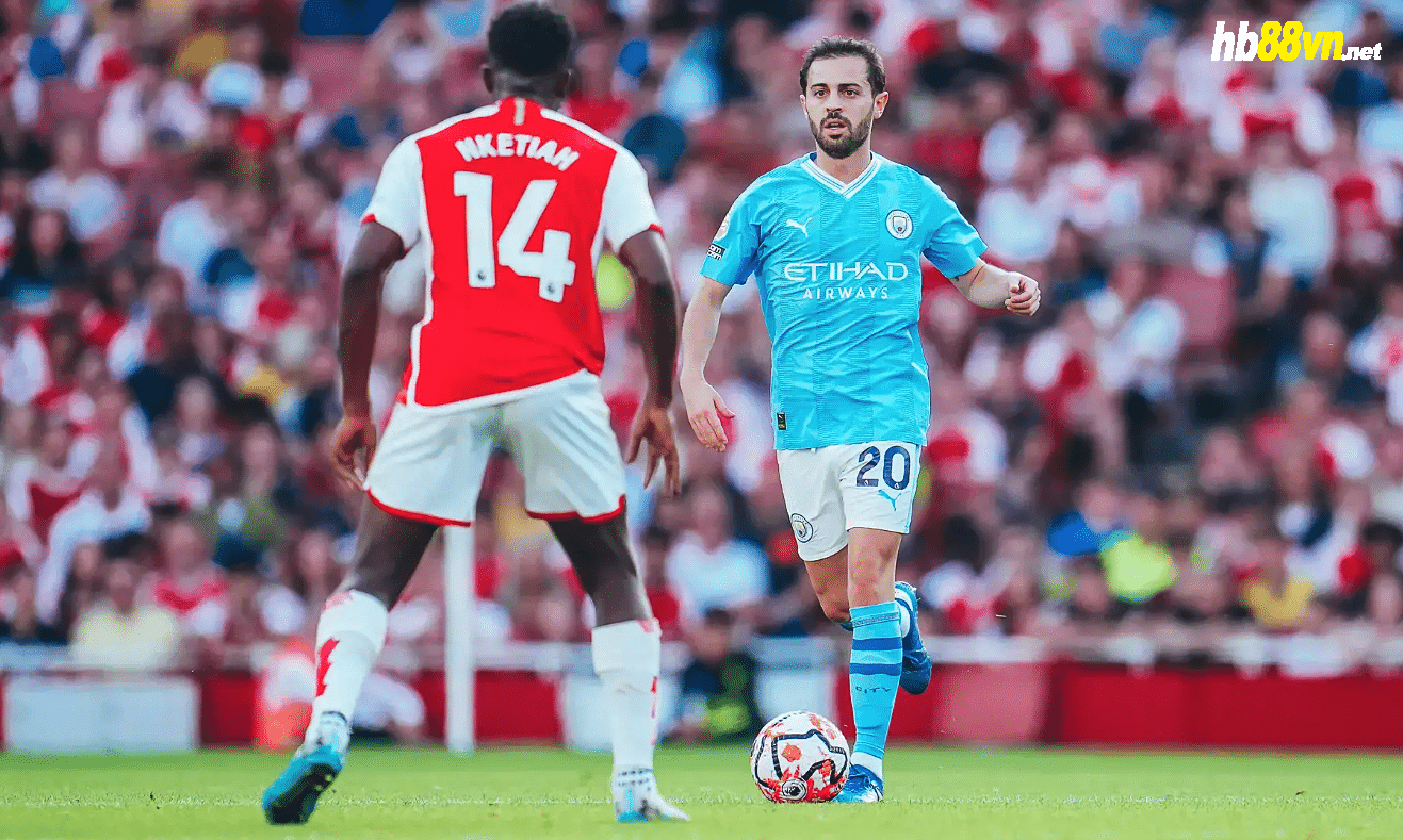 Silva chơi ở vị trí tiền vệ phòng ngự trong trận thua Arsenal. Ảnh: Man City