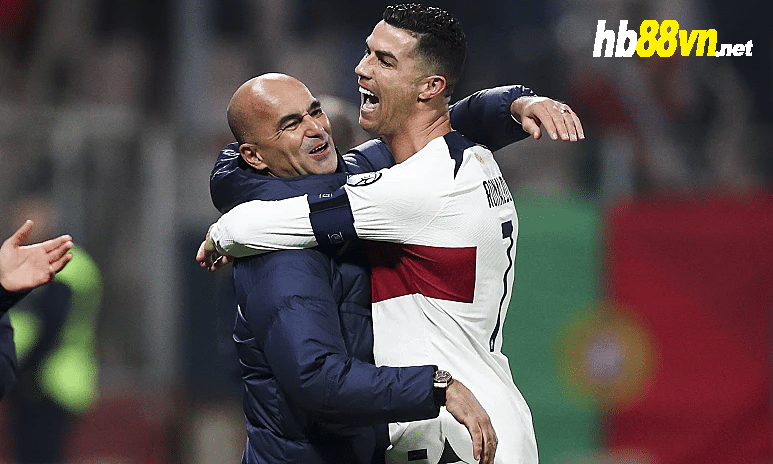 Ronaldo chia vui với HLV Martinez sau khi ghi bàn. Ảnh: Lusa