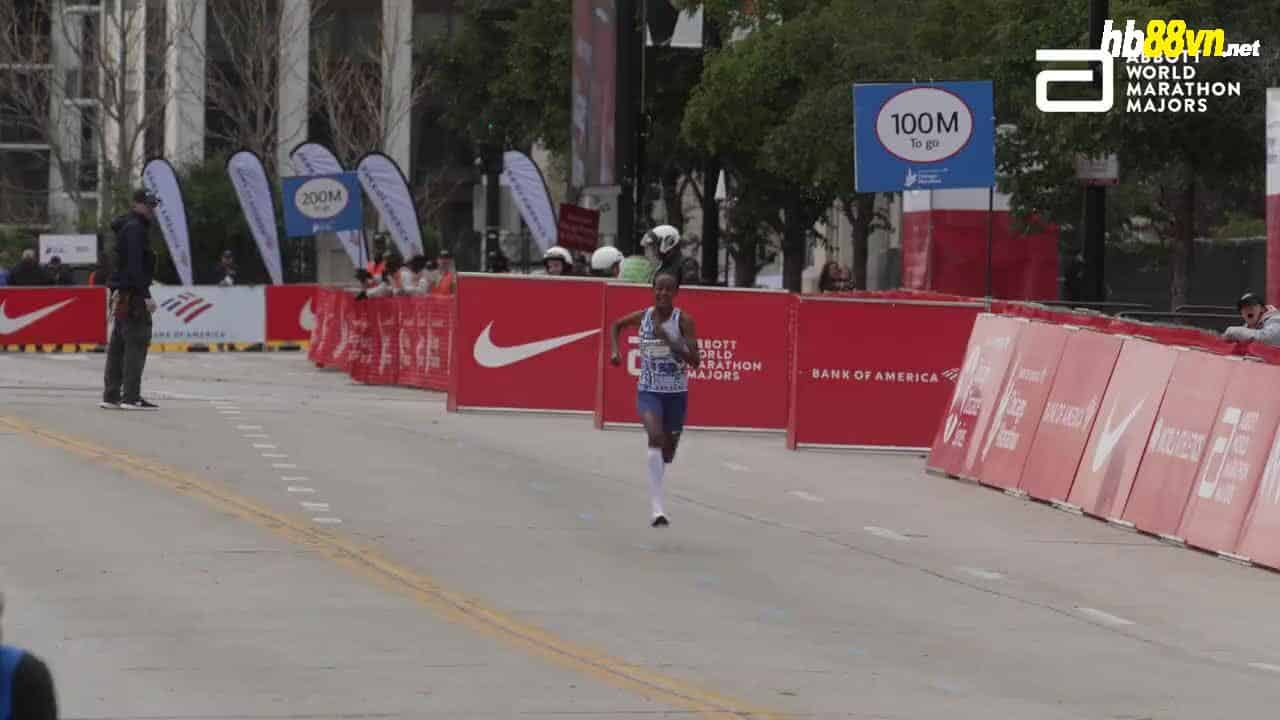 Sifan Hassan rút đích về nhất, lập kỷ lục của Chicago Marathon