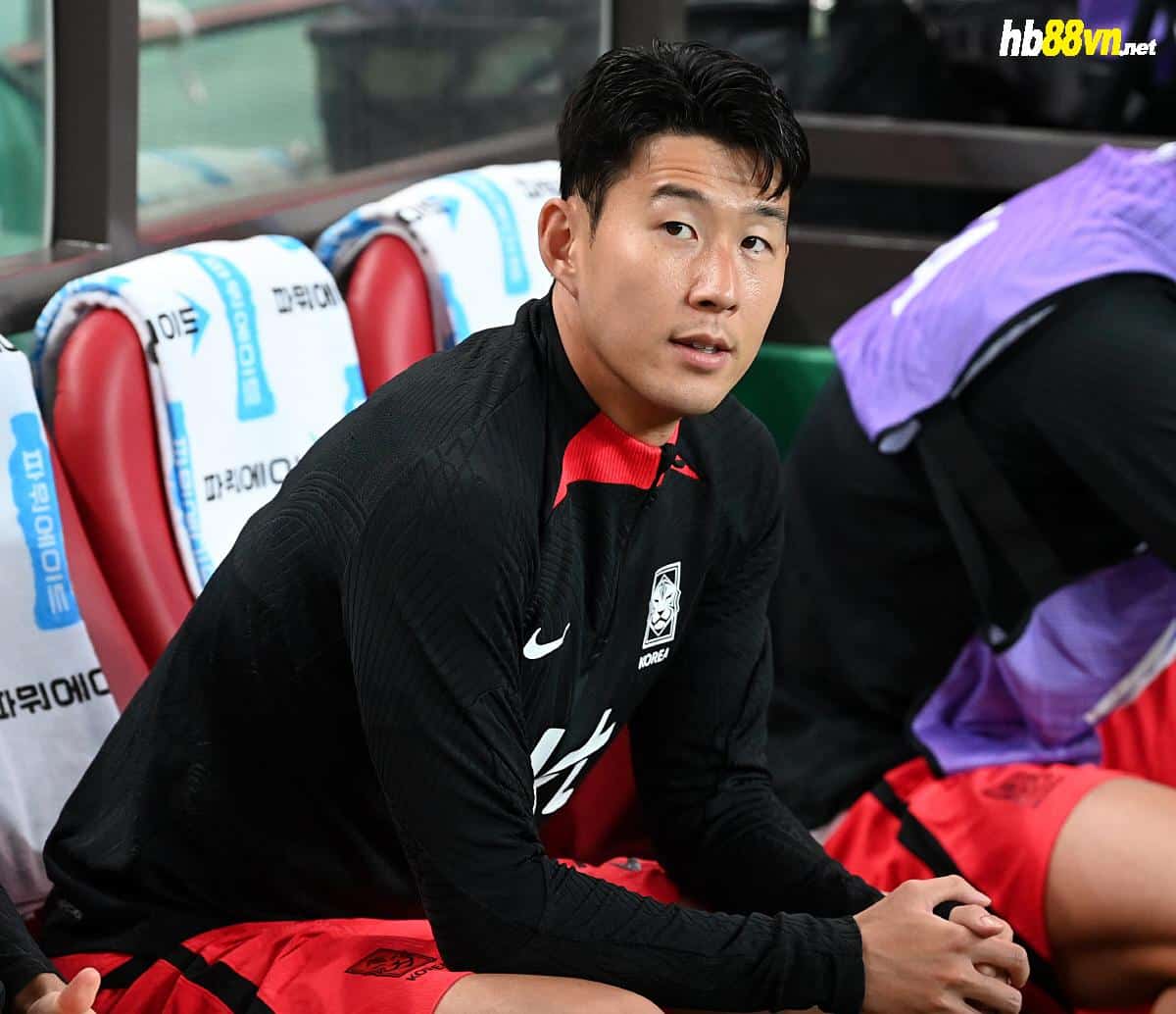Son Heung-min ngồi dự bị ở trận Hàn Quốc thắng Tunisia 4-0 hôm 13/10. Ảnh: Chosun