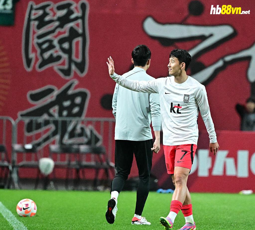 Son Heung-min khởi động cùng đội dự bị ở sân Seoul World Cup trước trận gặp Tunisia. Ảnh: Osen