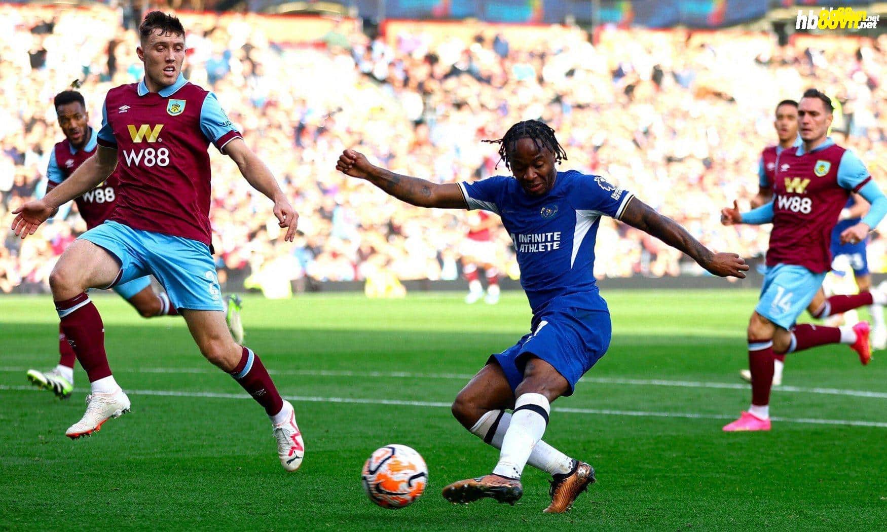 Sterling ghi bàn nâng tỷ số lên 3-1 cho Chelsea. Ảnh: Reuters