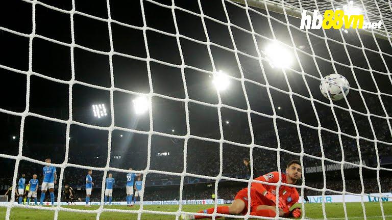Tình huống ăn bàn có phần may mắn của Real, khi bóng dội đầu thủ môn Alex Meret văng vào lưới Napoli. Ảnh: Reuters