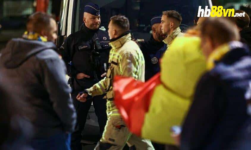 Cảnh sát đưa thi thể nạn nhân rời khỏi hiện trường vụ bắn hai CĐV Thụy Điển tại thành phố Brussels, Bỉ tối 16/10/2023. Ảnh: Reuters